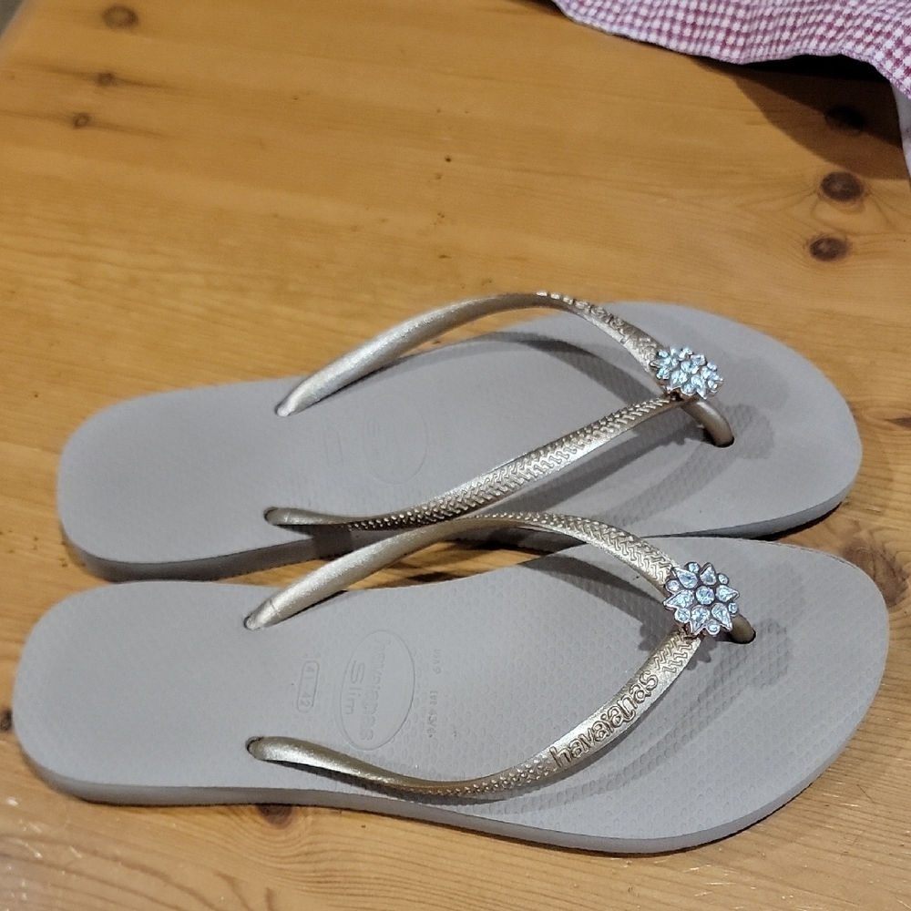 Very Good Condition Havaianas Gold Sandals with Elegant Design